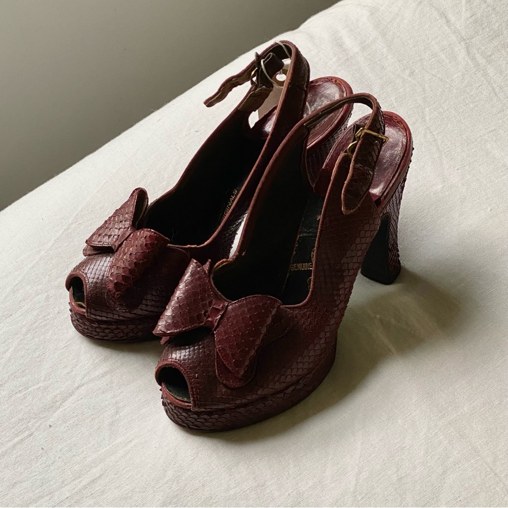 1940s Red snake skin pumps